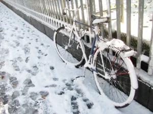 雪に埋もれる自転車